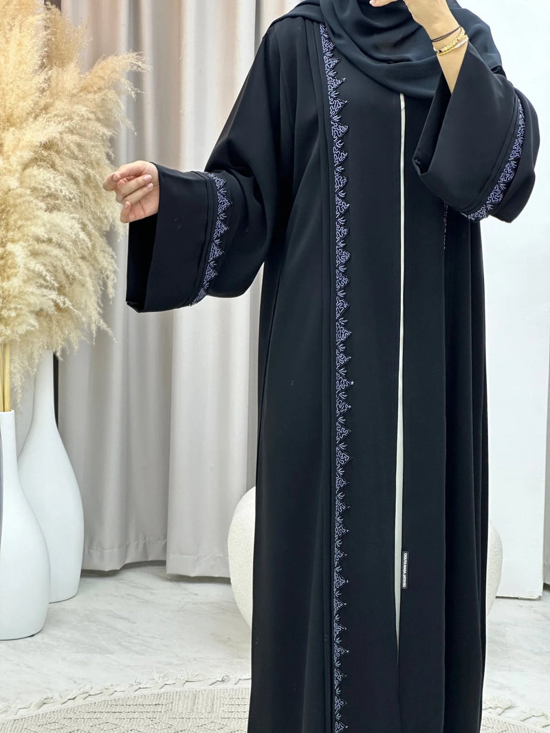 ✨ عباية أنيقة تجمع بين الراحة والفخامة
